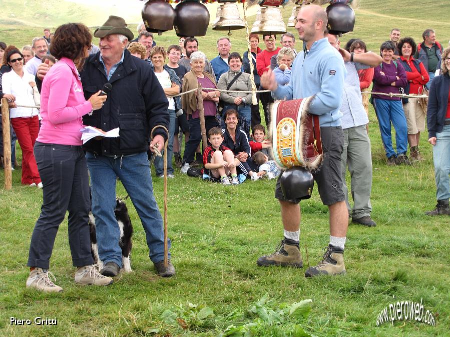 64 Premio Premia il vicesindaco di Cusio).jpg - 64 Premio...con bacio!  (premia il vicesindaco di Cusio)